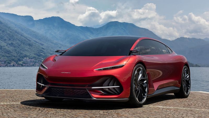 Ab 2026 sollen sich E-Autos mit einem Aehra-Schriftzug auf der Haube unter den Straßenverkehr mischen.(Bild:  Aehra)