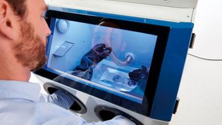 Der AL3D-Metal 200-100 erreicht mit einem 200 Watt IPG-Laser eine Bauteildichte von > 99,9 Prozent, bei einer Schichtstärke von 10-50 Mikrometer und einem Bauvolumen von 100 Millimeter im Durchmesser und 85 Millimeter / 120 Millimeter in der Z-Achse. (Bild: Alpha Laser)