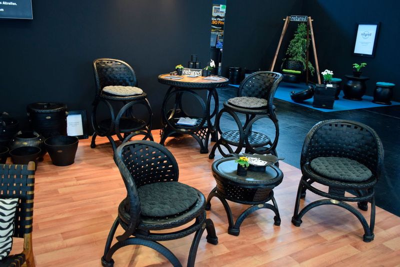 Diese pfiffigen Möbelstücke von „retyred“ bestehen aus alten Reifen, die als strukturgebende Bestandteile klar zu erkennen sind. (Holz/»kfz-betrieb«)