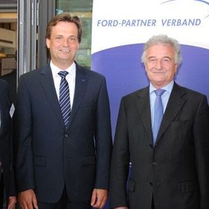 Wollen Ford gemeinsam nach vorne bringen: (v.li.) FHD-Geschäftsführer Manfred Reddig, Wolfgang Booms, Geschäftsführer Marketing und Vertrieb der Kölner Ford-Werke, Volker Reichstein, Präsident des Ford-Partnerverbands und Verbands-Geschäftsführer Johann Gesthuysen.