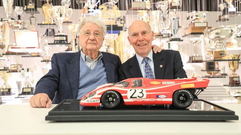 Spätes Wiedersehen: Hans Herrmann zusammen mit seinem Ex-Copiloten Richard Attwood im Porsche Museum im Jahr 2022. (Bild: Porsche AG)