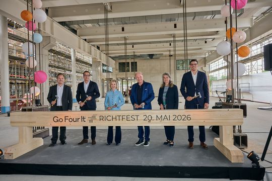 Richtfest des Business Quartiers «Go Four It» (v. l. n. r.: Andreas Rannetsperger (Bayern LB), Thomas Pscherer (Competo Capital Partners), Dr. Irene Bader (DMG Mori), Robert Hübner (RH Unternehmensgruppe), Gudrun Weidmann (Bayerisches Staatsministerium für Wirtschaft, Landesentwicklung und Energie) und Monem Soltani (Leitner GmbH & Co. Bauunternehmung KG)).(Bild:  DMG Mori)