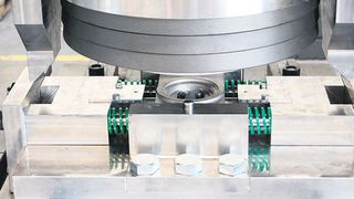 Ein neuartiges Schmiedewerkzeug des IPH macht es möglich, während des Schmiedeprozesses Hinterschnitte anzufertigen. (IPH)