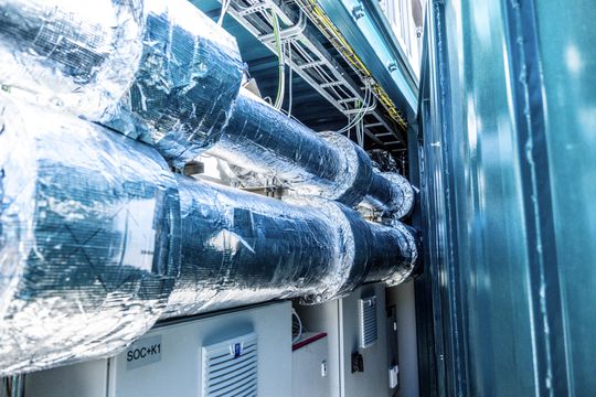 Wenn Strom gebraucht wird, erzeugt das Kraftwerk in einer Brennstoffzelle elektrische Energie; gibt es dagegen zu viel Strom aus Wind- und Solaranlagen, kann die Anlage in wenigen Minuten umschalten und diesen Überschuss nutzen, um Wasserstoff oder synthetisches Gas herzustellen.(Bild:  Ansgar Puden)