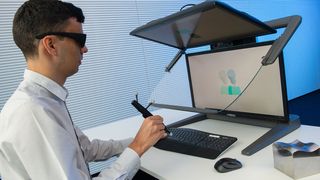 Kameras im Stereo-Bildschirm erfassen die Bewegung und der Bildschirm erzeugt über den stereoskopischen Effekt ein 3D-Bild, um die Eingabe, das Werkzeug und das Werkstück in Echtzeit darzustellen. (Bild: Fraunhofer IPT)