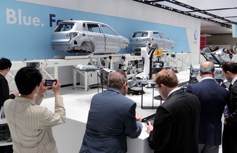 Rund 1040 Aussteller präsentierten auf der Leitmesse Industrial Automation ihre Innovationen im Bereich der Prozess- und Fertigungsautomation (Stand der Volkswagen AG). (Bild: Deutsche Messe AG)