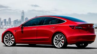 Ein Tesla (hier ein Model 3) schaut mit seinen Kameras genau hin. Zu genau für die Polizei: Diese befürchtet Datenschutzprobleme, da viele Videosequenzen auf Teslas Servern landen – und nicht klar ist, was damit genau passiert. (Bild: Tesla)