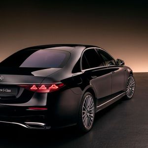 Am Heck setzen neue Rückleuchten mit drei sternförmigen, verchromten Leuchtelementen die optische Linie fort.(Bild:  Mercedes-Benz)