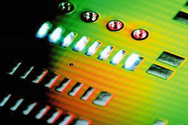 Laserreinigen von Lötpads. (Bild: Fraunhofer-ILT)