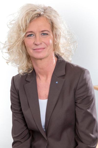 Mit Wirkung zum 1. Januar 2019 hat Gabriele Rauße als Vice President der Industry & Facilities Division die Leitung der Geschäfte von Bureau Veritas für die Region DACH übernommen und wurde als Geschäftsführerin der Bureau Veritas Germany Holding berufen. Rauße übernimmt damit den Vorsitz der Geschäftsführung und folgt auf Gérard Biessy, der nun als Senior Vice President im Europäischen Management tätig ist.  Rauße begann ihre Karriere als Projektingenieurin für Thermische Kraftwerke und leitete anschließend bei einem Begutachtungsunternehmen von Managementsystemen das Key Account Management mit internationalen Kunden aus dem DAX Umfeld. 2007 wechselte sie als Geschäftsführerin zu BSI Management Systems und Umweltgutachter. 2012 stieg sie bei der TÜV Rheinland Group ein und verantwortete über fünf Jahre lang als alleinige Geschäftsführerin den Bereich Zertifizierung. (Bureau Veritas)