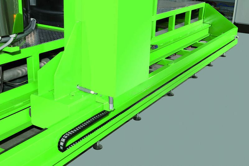 Universelle  ... UNIFLEX Energieführungskette aus Kunststoff an einer PulsPlasma Nitrier-Anlage der Firma PlaTeG. (Archiv: Vogel Business Media)