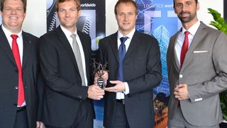 Award (v.l.) Michael Clarner, Tobias Bischoff, beide bei FCI Electronics; Steffen Engel, Danijel Corko, beide bei Rutronik (Bild: Rutronik)