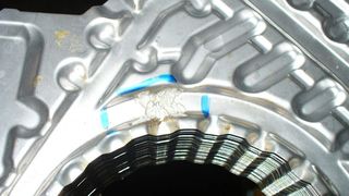 Mikrobiologisch induzierte Korrosion an Plattenwärmeübertragern ist ein großes Problem. Richtige Instandhaltungsmaßnahmen können dem Zerfall durch gefräßige Mikroorganismen vorbeugen. (Bild: AKK)