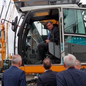 Bei Liebherr kletterte der bayerische Ministerpräsident gleich selbst ins Cockpit. Auf dem Außengelände der Bauma hat Liebherr eine Fläche von 14.000 Quadratmeter gebucht und zeigte dort mehr als 70 Baumaschinen, darunter auch Krane in allen Größen.(Bild:  Sandro Kipar/VCG)