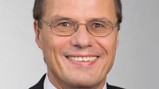 „Unser Ziel, zum Wohle der Patienten Medikamente zu erforschen, zu entwickeln und sicher herzustellen, verfolgen wir konsequent weiter“, sagte Dr. Klaus Jelich, Standortleiter Health Care  in Wuppertal vor Journalisten. (Bild: Bayer Health Care AG)