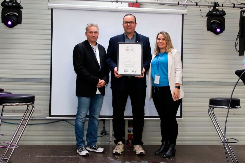 Für seine Verdienste in der Verbandsarbeit wurde Frank Eisemann mit der silbernen Ehrennadel ausgezeichnet. Stellvertretender Landesinnungsmeister Frank Jensen, Frank Eisemann und Landesinnungsmeisterin Michaela Müller (v.l.n.r.) (Bild: Jürgen Klasing)