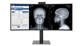 Der große, zusammenhängende Arbeitsbereich ermöglicht die gleichzeitige Anzeige von bis zu drei verschiedenen Bildquellen, ohne störende Monitorränder.  (Bild: LG/KI-generiert)