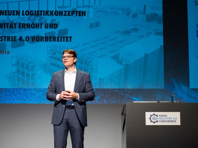 Martin Jauss von der Würth GmbH & Co. KG erläztert wie man mit neuen Logistikkonzepten die Produktivität erhöht. (Eduard Meltzer Photography)