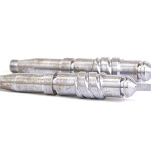 Zwei spezialgefertigte Stahlwellen mit Gewinden und Spiralnutungen. Solche Zeichnungsteile erfordern exakte Materialhärte für maximale Prozessstabilität in der Anwendung.(Quelle:  FACTUREE - Der Online-Fertiger)