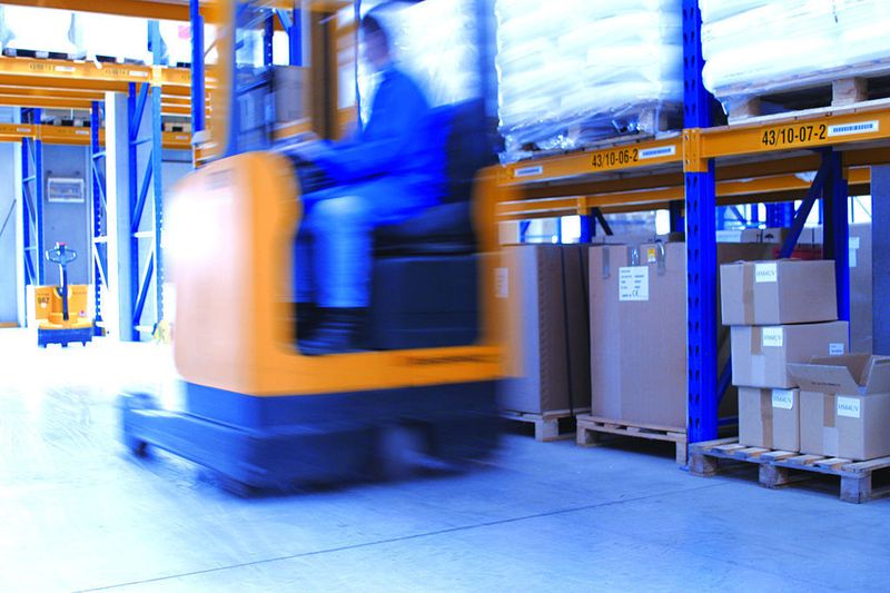 Die Frage nach dem Woher und dem Wohin: International tätige Hersteller und Logistikdienstleister müssen inner- und außerhalb ihrer Unternehmen eine durchgängig zertifizierte Supply Chain nachweisen können. Bild: Lebert (Archiv: Vogel Business Media)