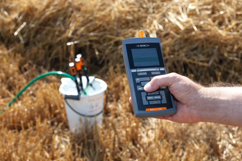 Abb.1: Ein Meßgerät, drei Elektroden, Funkmodule: das WTW Multi 3630 IDS im Feldeinsatz (Xylem Analytics)