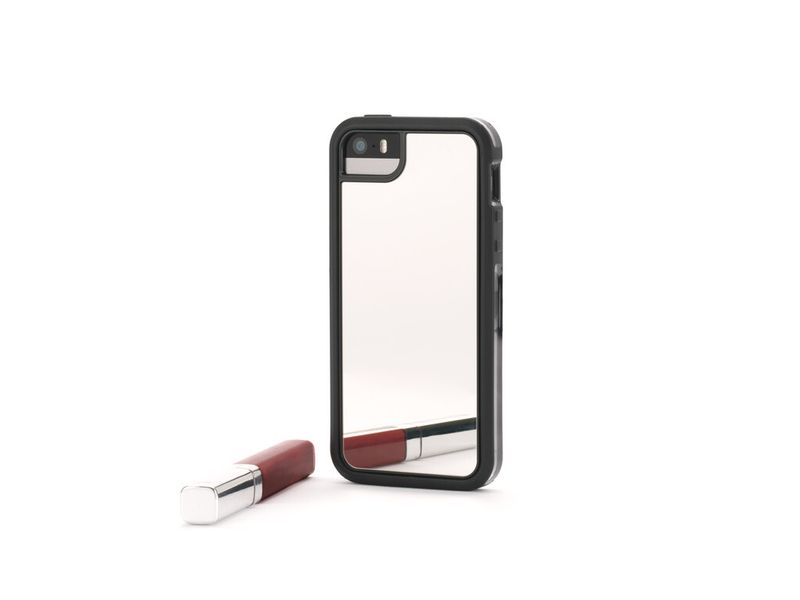 Mit Griffins Schutzhülle Identity Mirror sieht Mutti immer gut aus. Die Schutzhülle mit schwarzem Rahmen ist für das iPhone 5 und 5s für 24,99 Euro (UVP) ab sofort verfügbar. (Bild: Griffin)