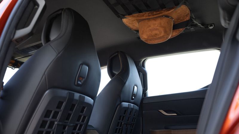 Im Fond bietet der Alaska eine Halterung für Cowboy-Hüte. (Bild: Fisker)