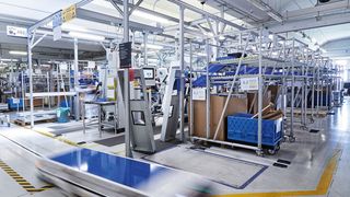 Die Digitalisierung ist in dieser Fabrik von Rittal in Vallegio bereits angekommen. Fast menschenleer übernehmen dort auf dieser Fertigungslinie automatisch, auf festgelegten Routen fahrende Transportwagen die Zuführung von Teilen und von gefertigten Geräten zu den Einzelarbeitsplätzen. (Rittal)