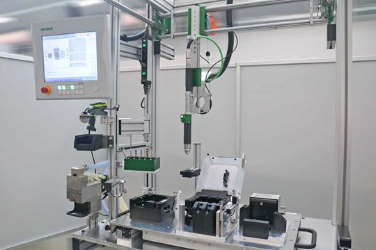 Intelligenter Handarbeitsplatz für die Montage von Ladedosen.(Quelle:  Deprag)