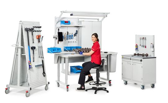 Für den neuen, elektrisch höhenverstellbaren Arbeitstisch Quatrex von Treston ist abseits „normaler“ Montagearbeiten (Bild) auch ein Erdungsset für den Einsatz in der Elektronikfertigung zu haben.(Bild:  Treston)