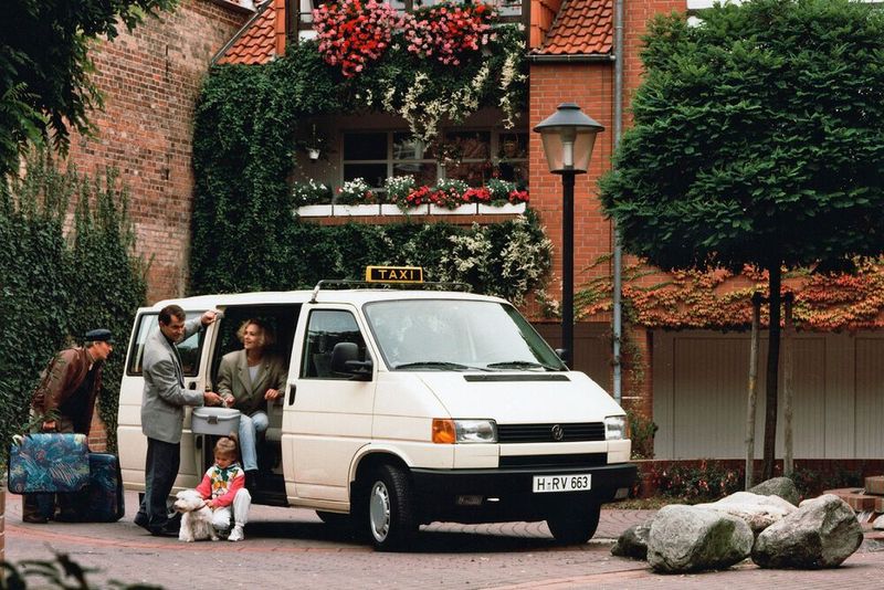 Mit der Einführung des T4 (VW-interne Modellbezeichnung: Typ 70) im August 1990 – einer komplett neuen Konstruktion – ging nach 34 Jahren auch im Volkswagenwerk Hannover (seit 1995 Sitz von Volkswagen Nutzfahrzeuge) die Ära des Heckmotors und Hinterradantriebs zu Ende. Der T4 war das erste Transportermodell von VW, das mit zwei verschieden langen Karosserien und Radständen erhältlich war. Das neue Antriebskonzept mit vorn quer eingebautem Reihenmotor (später auch VR-Motoren) und Frontantrieb ermöglichte eine durchgehende Ladefläche. (Bild: Volkswagen Nutzfahrzeuge)