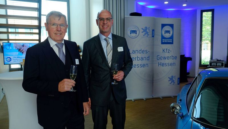 Besuch aus Bayern: (v.li.) Johann Bader, Obermeister der Innung München und Oberbayern, und Andreas Tröger, Obermeister der Innung Oberfranken. (Bild: Zietz/»kfz-betrieb«)