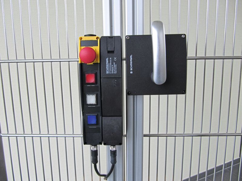 So geht Ergonomie an der Schutztür – mit einer Kombination aus Sicherheitszuhaltung (hier der AZM 201) mit integriertem Türgriff und einem universell einsetzbaren Bedienfeld.  (Bild: Schmersal)