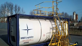 Durch den lateralen (seitlichen) Aufstieg kann die Leiter auch auf engem Raum parallel am Transportfahrzeug entlang bewegt werden. (Bild: Triax)