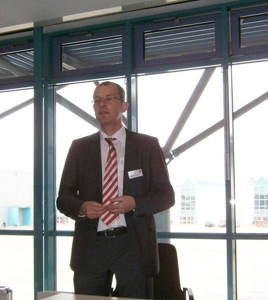 Für die technischen Geschäftsbereich ist Thomas Seyßler verantwortlich:„Wir bieten als einziger Hersteller zwei Software und Steuerungsalternativen an. Denn im Angebot sind jetzt auch Fanuc- und MTS-Produkte.“ (Bild: Königsreuther)