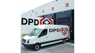 Die Hochziehschürze schließt die Öffnung über dem Transporter. Rechts daneben das für die Beladung von Transportern verlängerte Verladeblech – hier gerade hochgeklappt in Ruhestellung. (Bild: Koch)