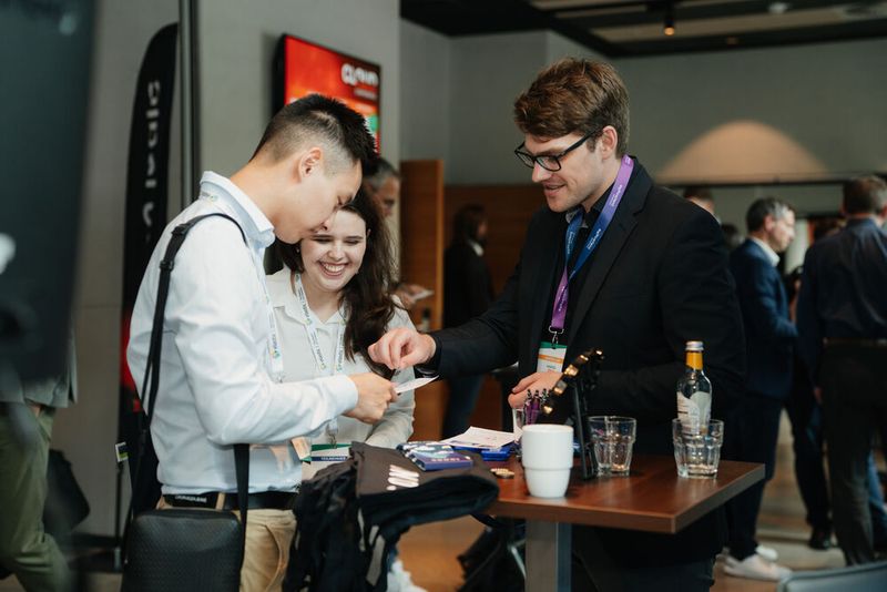 Im Rahmen der Cloud Native Challenge konnten Teilnehmer spannende One-on-One-Games bei den Veranstaltungspartnern spielen und sich so die Chance auf großartige Preise sowie interessante Gespräche sichern. (Bild: Manuel Emme Fotografie / Vogel IT-Akademie)