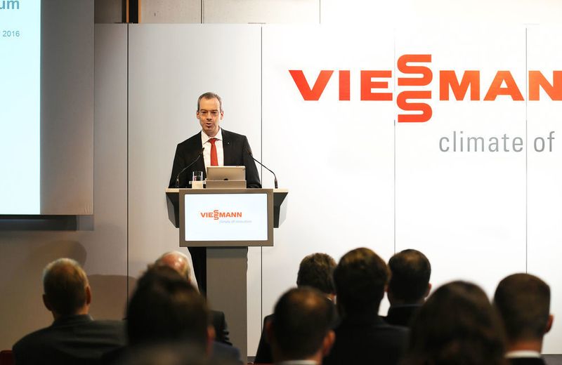 Dr. Tino Weber, CEO der Division Industriesysteme, stellte die Partnerschaft mit der Industrie in den Mittelpunkt seiner Begrüßungsrede. (Viessmann)
