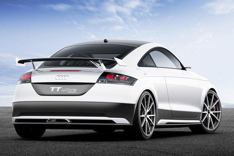 Nur 1.111 Kilogramm bringt das Coupé auf die Waage, so dass der 228 kW/310 PS starke 2,0-Liter-Turbobenziner leichtes Spiel mit dem Allrader hat. Die Fahrleistungen profitieren vom Gewichtstuning. Der Spurt von null auf 100 km/h gelingt in 4,2 Sekunden, die Höchstgeschwindigkeit ist bei 280 km/h erreicht. (Foto: Audi)
