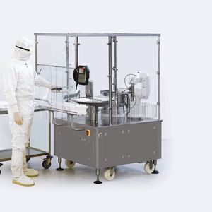 Die Maschine des Typs 535 wurde entwickelt für das Dosieren und Verschließen von Spritzen.