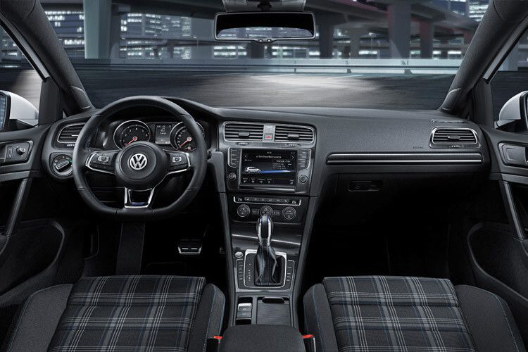Wie im GTI gibt es karierte Sitzbezüge. (Foto: Volkswagen)