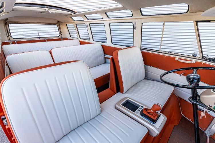Die Sitzanlage ist – korrespondierend mit der Außenlackierung – zweifarbig in „Saint-Tropez“/„Saffrano Orange“ gestaltet. Mittig zwischen den Sitzen vorne: der Fahrwahlhebel. (VWN)