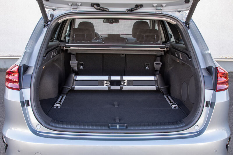 Der Kofferraum ist im Vergleich zum Vorgängermodell um 97 auf 625 Liter gewachsen. (Kia)