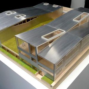 Außenansicht des Trumpf-Entwicklungszentrum im Modell; auffällig die Fortsetzung der für die vorhandene Laserfabrik-Hallen typisch gefalteten Dächer.