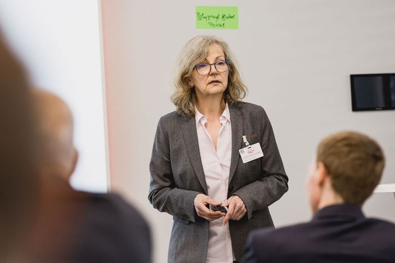 Praxis trifft Standard: Elisabeth Wächter-Schäper von Kuraray und Christian Stolz von Rösberg berichten aus ihrem gemeinsamen Projekt zum disziplinübergreifenden Datenaustausch – mit NE159 als Schnittstellenbasis. (Bild: Stefan Bausewein)