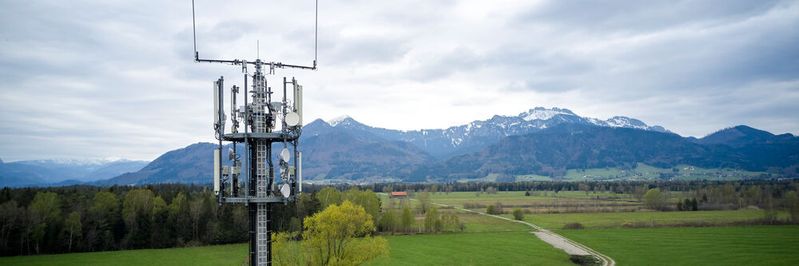Gemeinsam haben die Telekom und Vodafone seit Sommer 2021 im Bundesgebiet mehr als 2.000 Mobilfunklöcher beseitigt. Gemeinsam haben die Telekom und Vodafone seit Sommer 2021 im Bundesgebiet mehr als 2.000 Mobilfunklöcher beseitigt.