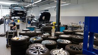 Dank der Reifenwechselsaison waren die Kfz-Betriebe im vergangenen Befragungszeitraum gut ausgelastet. (Bild: Schreiner/»kfz-betrieb«)