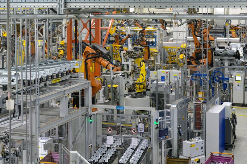 The BMW Group's production in Dingolfing. All robots are operated with direct current. (Image:Lapp)