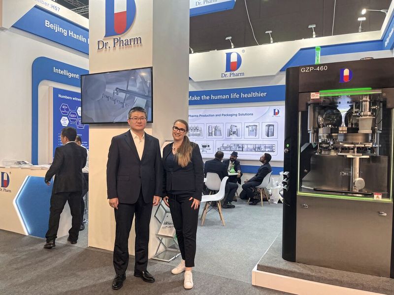 PROCESS-Redakteurin Manja Wühr im Gespräch mit Lei Zhang, stellvertretender Geschäftsführer bei Beijing Hanlin Hangyu Technology Development (Dr. Pharm). (Bild: Beijing Hanlin Hangyu Technology Development)