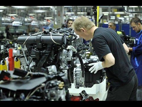 Produktion des Volvo V60 Plug-in-Hybrid auf einem Band mit anderen Modellen: Spezialgetriebe und D5-Fünfzylinder-Motor (215 PS/158 kW, 440 Nm) werden verbunden. (Bild: Volvo)